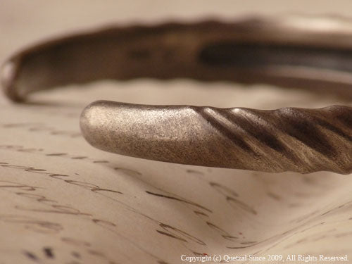 QB06 Twist Bangle