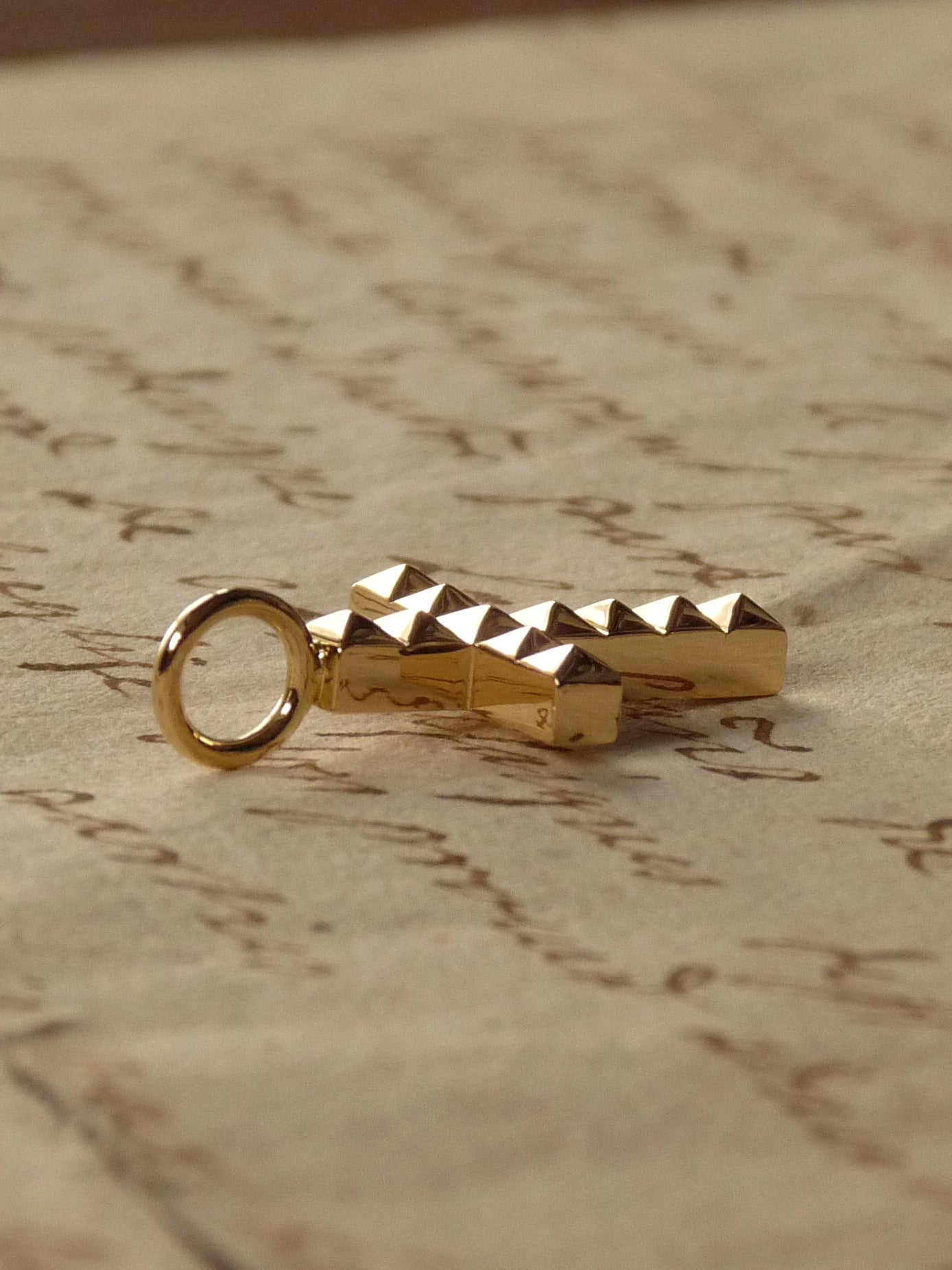 QFO074 Studs Pendant