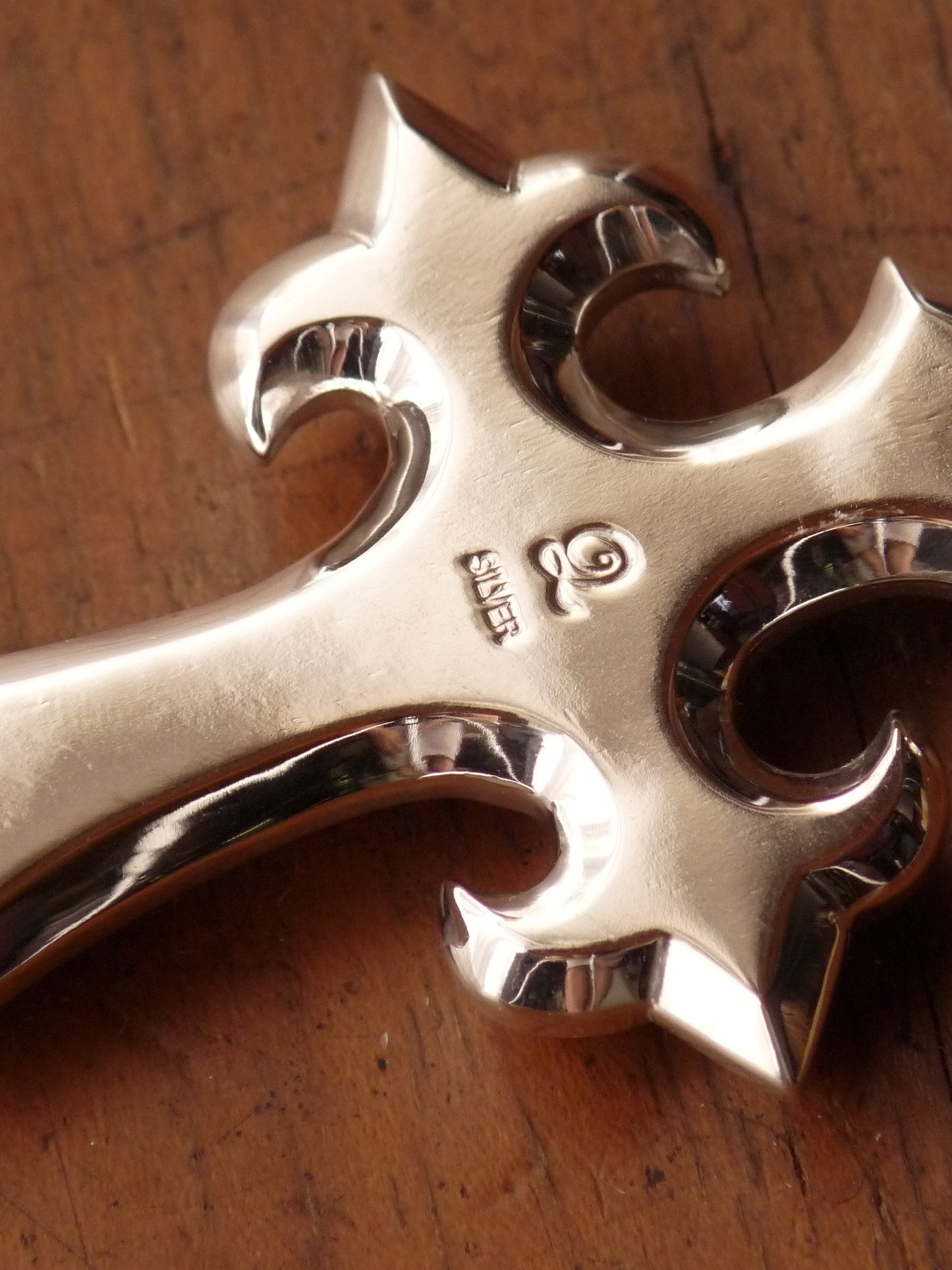 QFO023 Edgy Cross Pendant