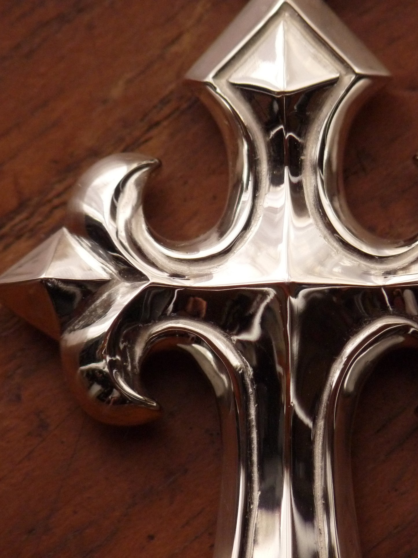 QFO023 Edgy Cross Pendant