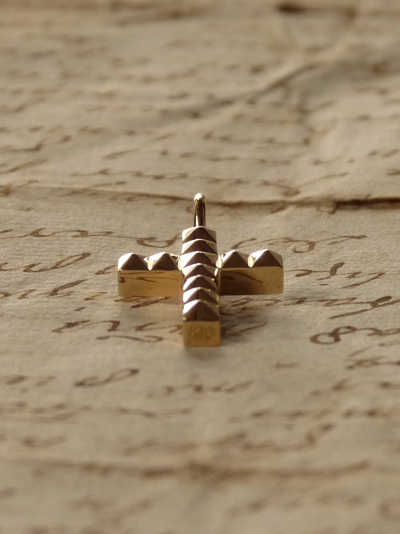 QFO074 Studs Pendant