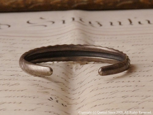QB06 Twist Bangle