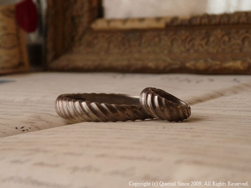 QB06 Twist Bangle