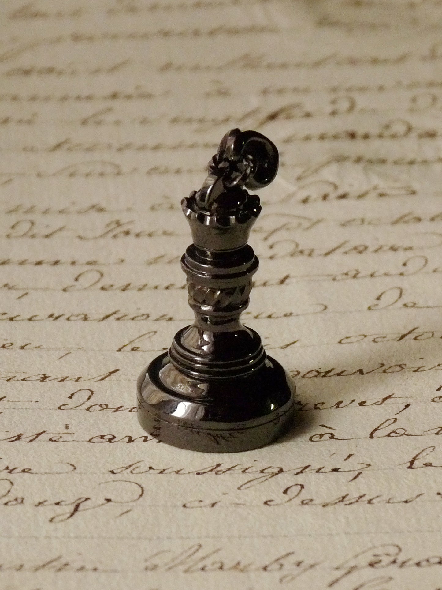 QFO062 Sealing Stamp Pendant