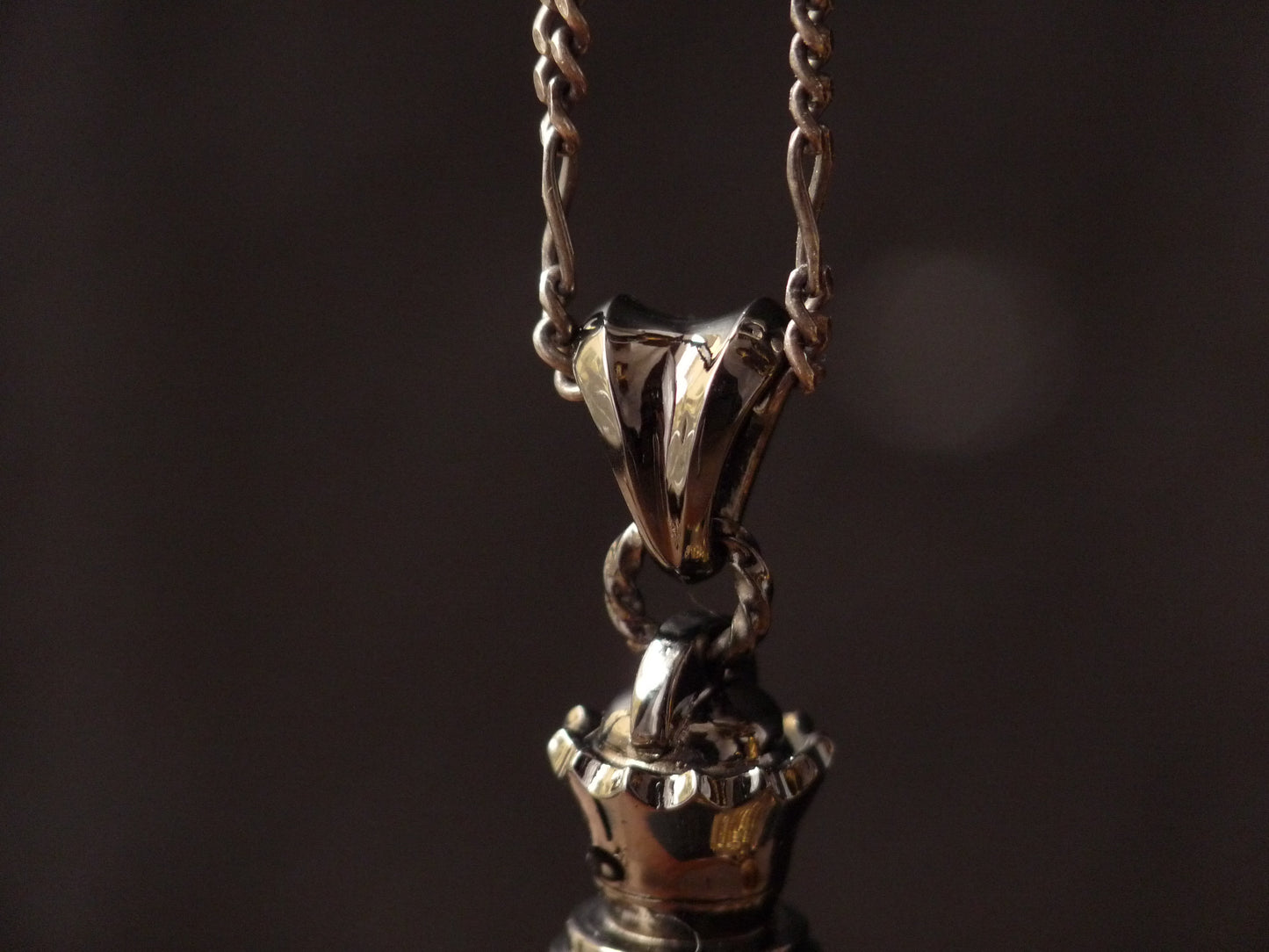 QFO062 Sealing Stamp Pendant
