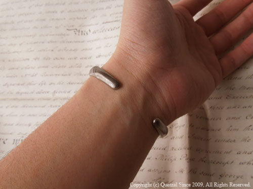 QB06 Twist Bangle