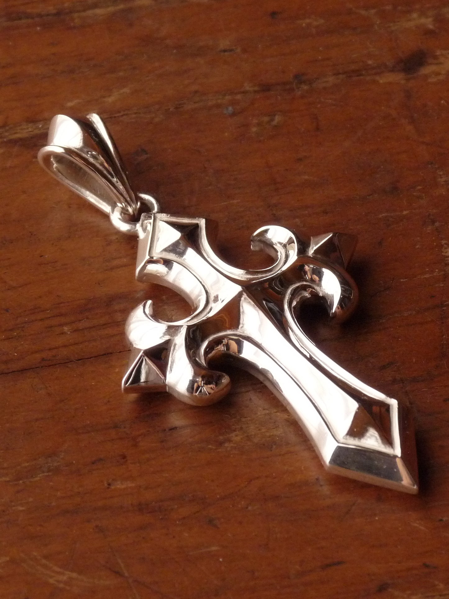 QFO023 Edgy Cross Pendant
