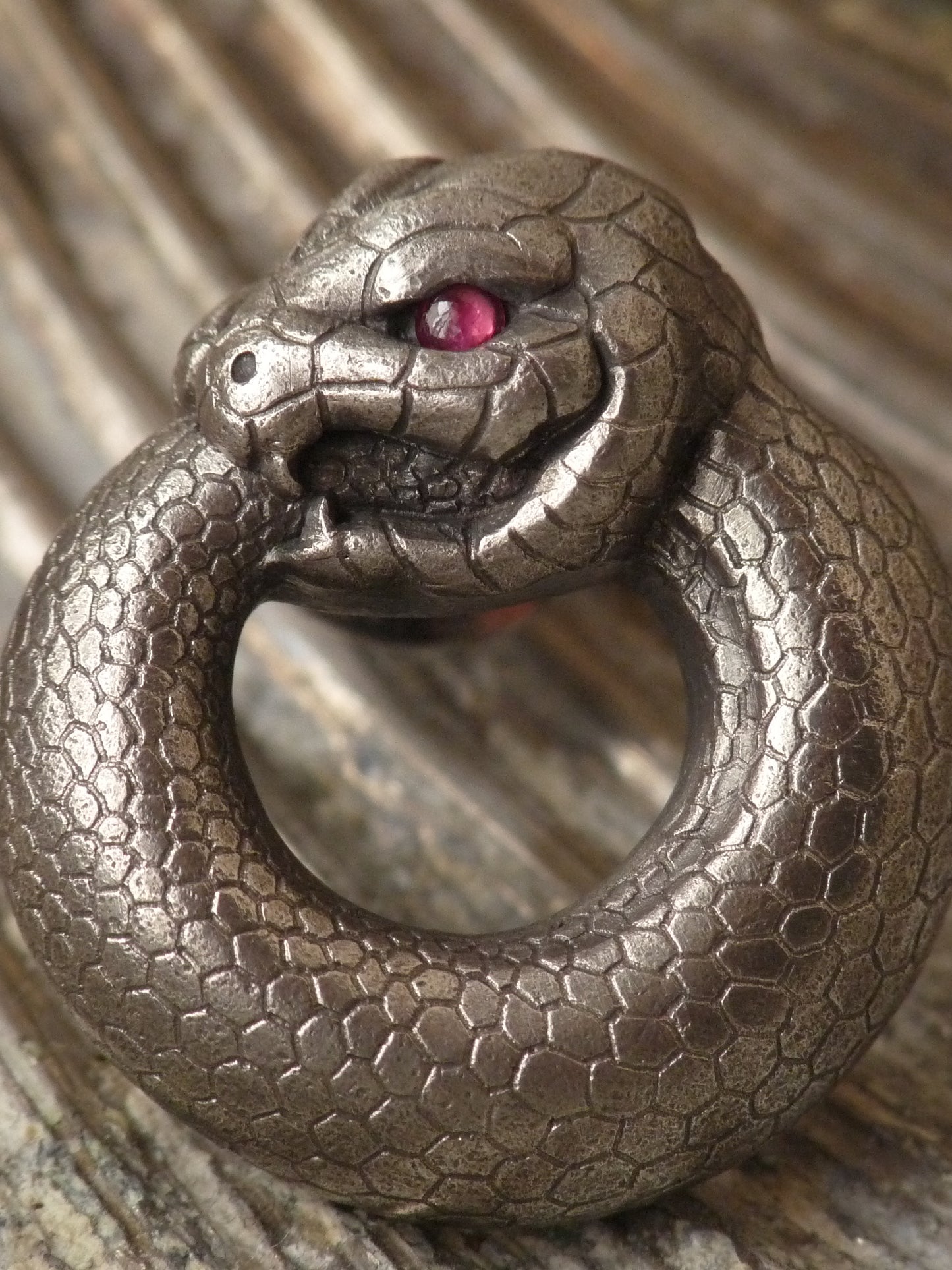 QFO069 Snake Pin