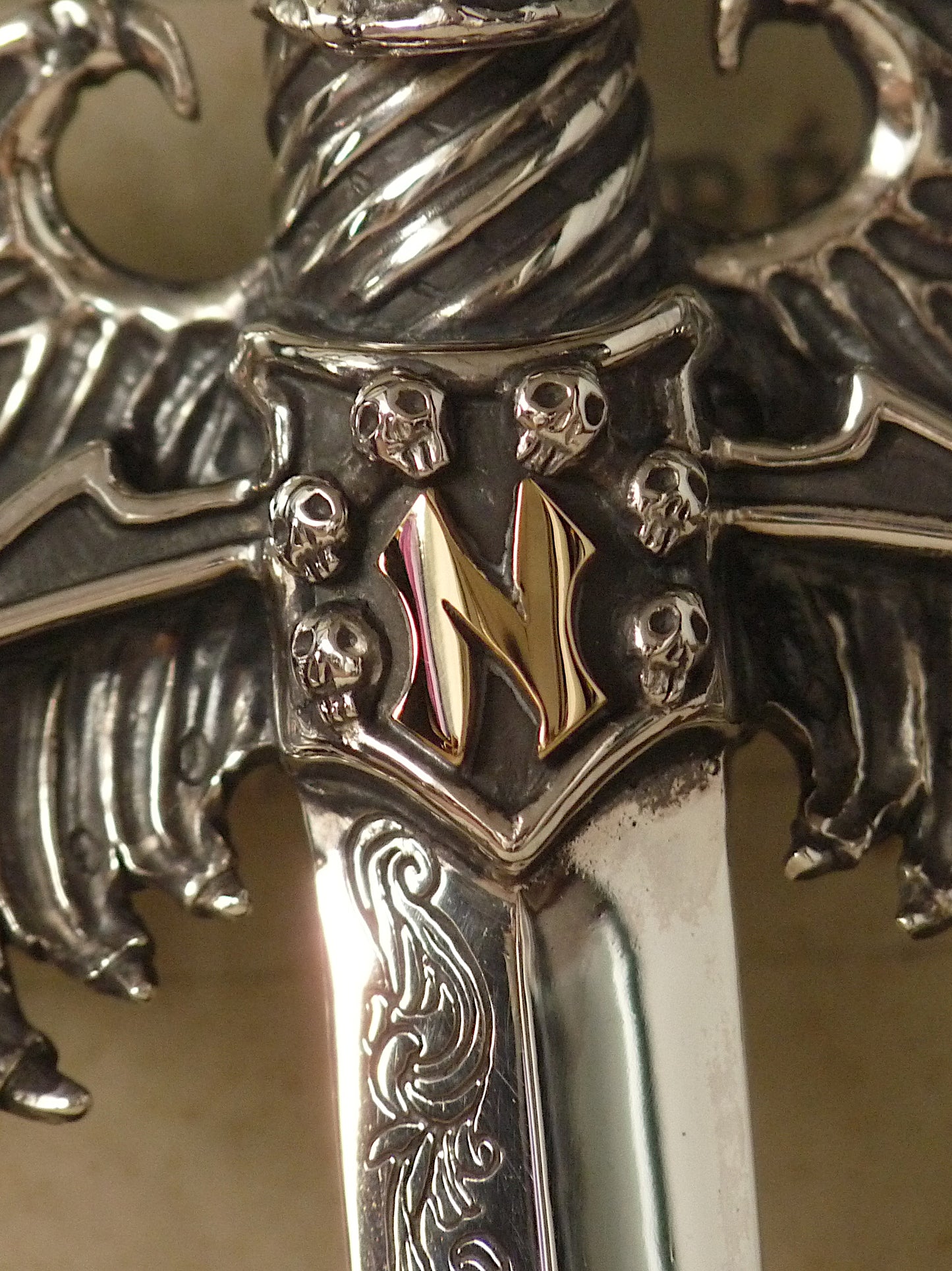 QFO067 Skull Sword Pendant