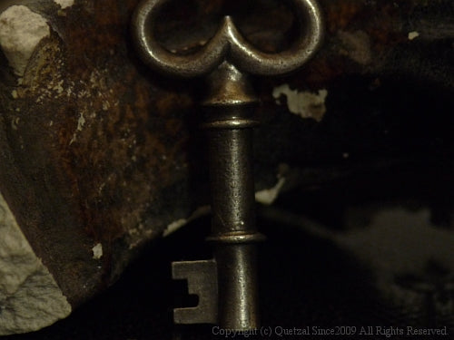 QN06 Brocante Key Necklace E