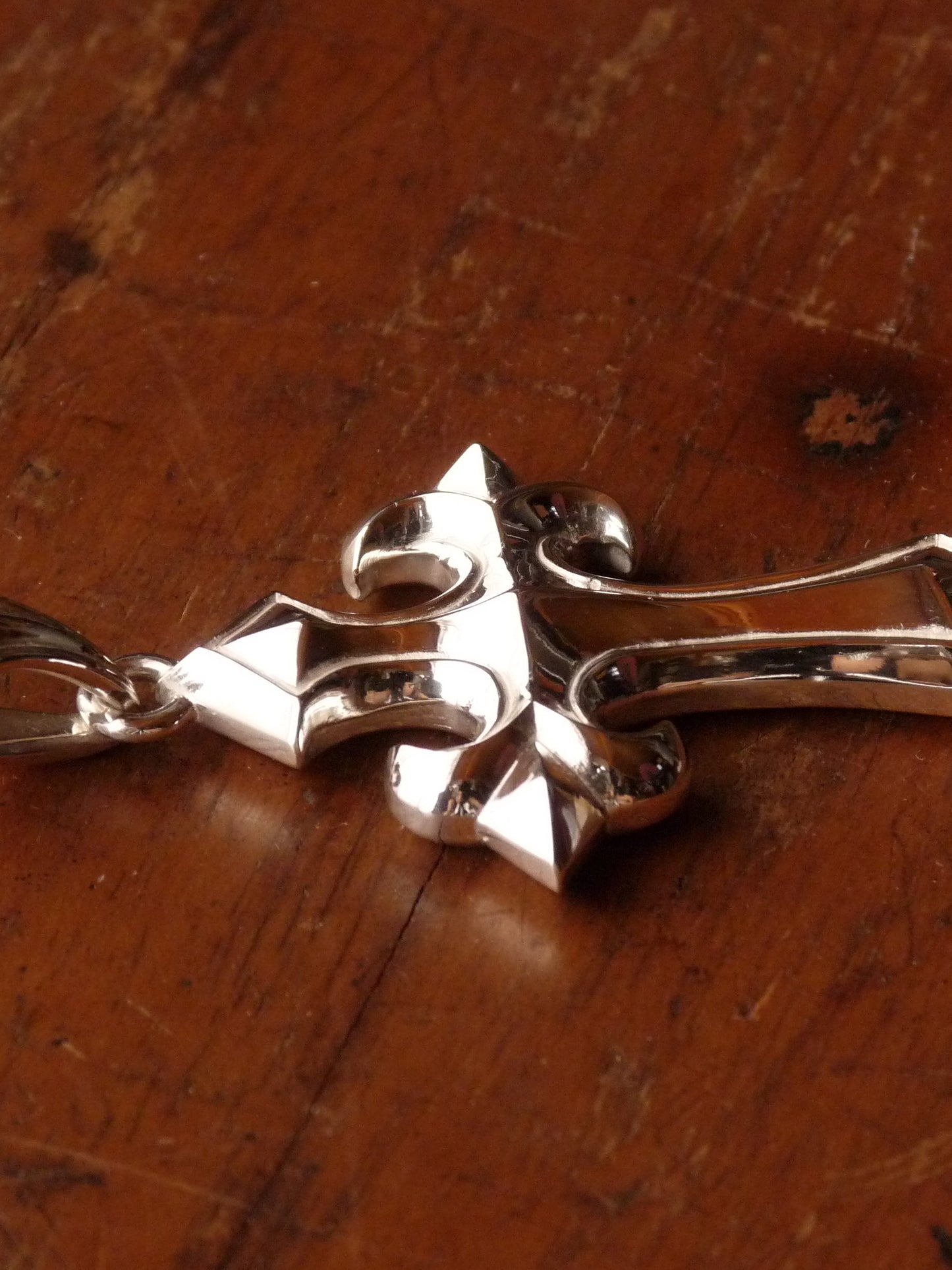 QFO023 Edgy Cross Pendant