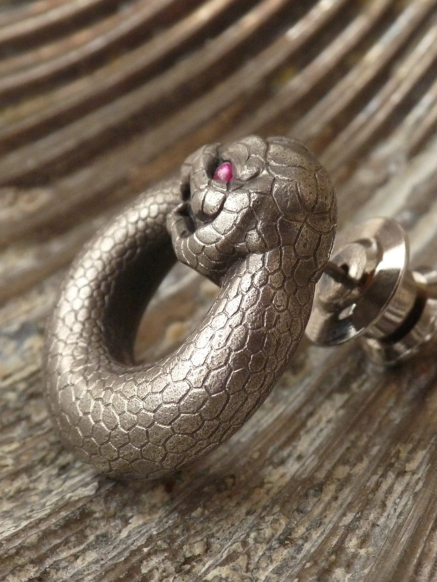 QFO069 Snake Pin