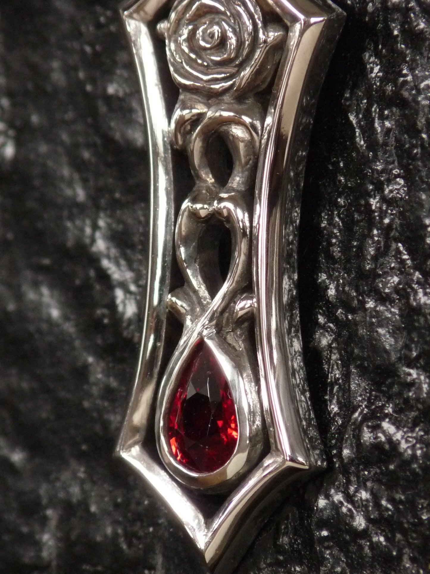 QFO057 Rose Pendant