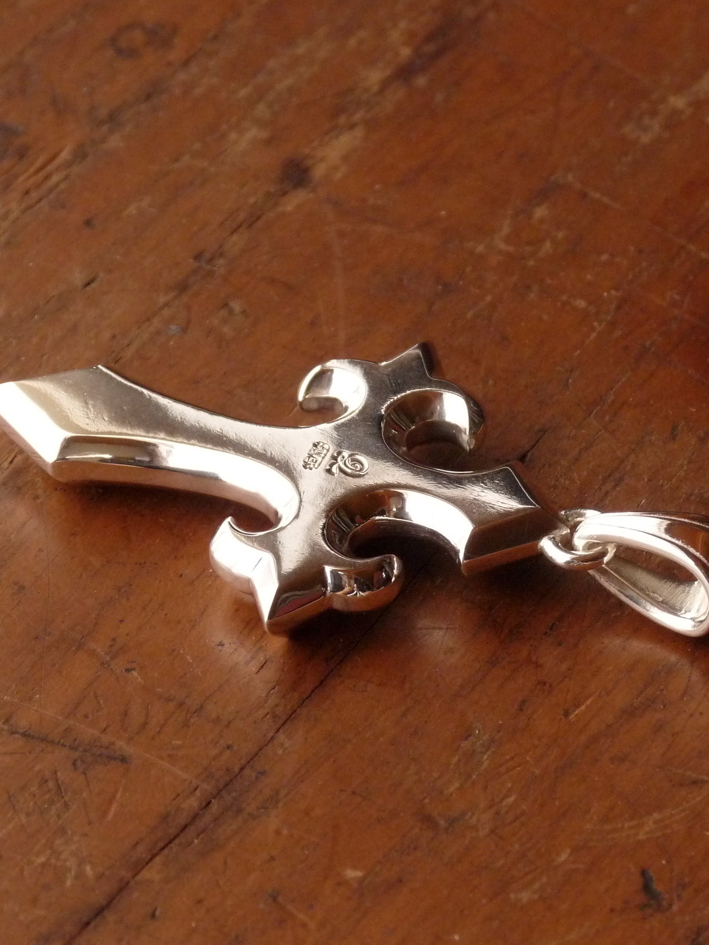 QFO023 Edgy Cross Pendant