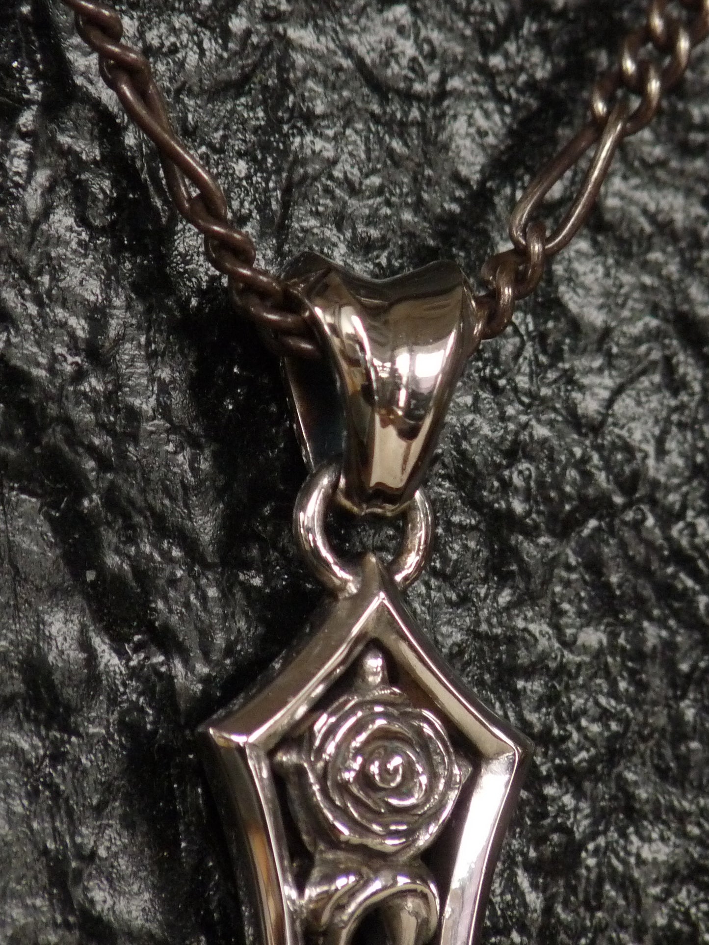 QFO057 Rose Pendant