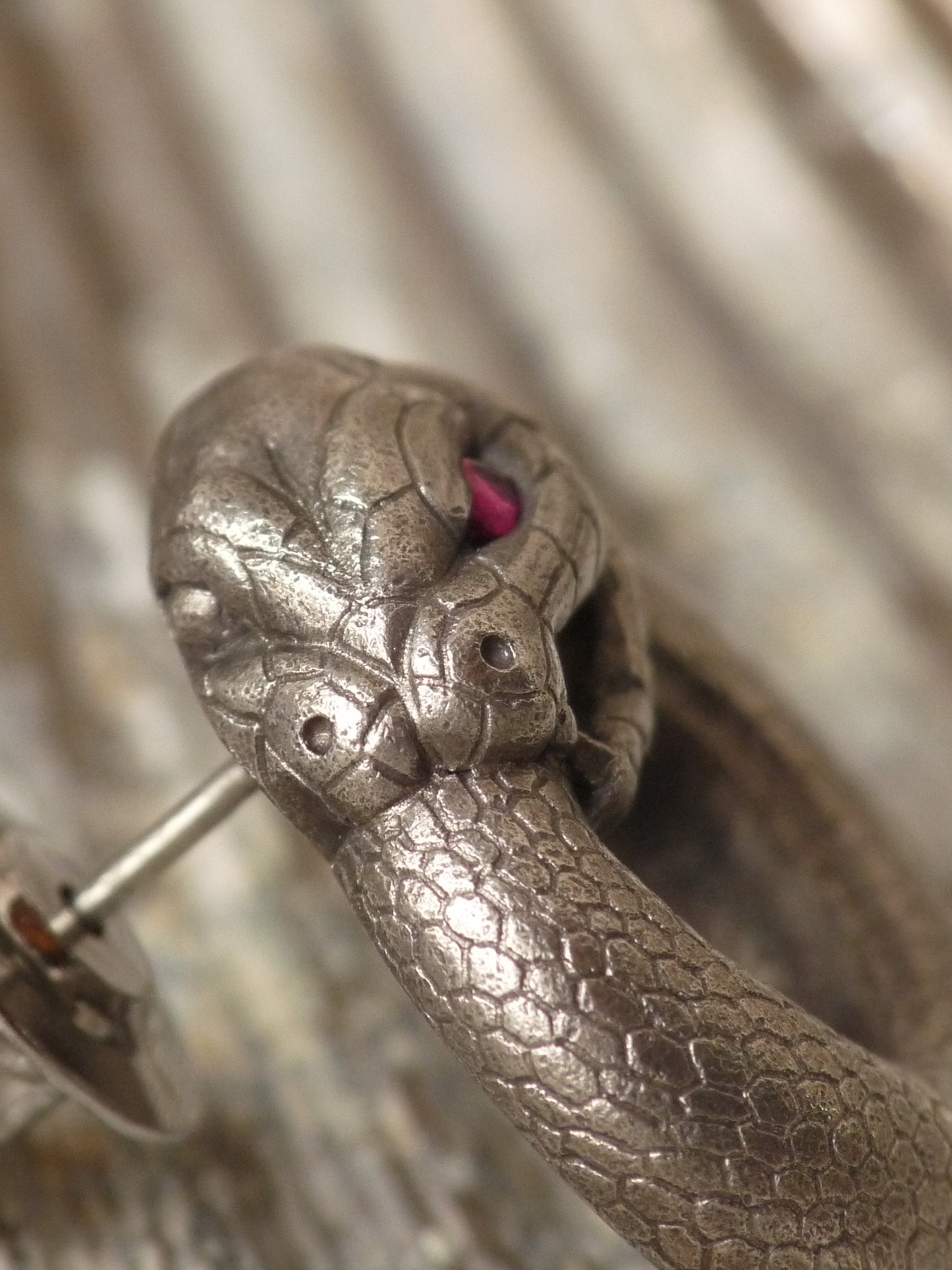 QFO069 Snake Pin