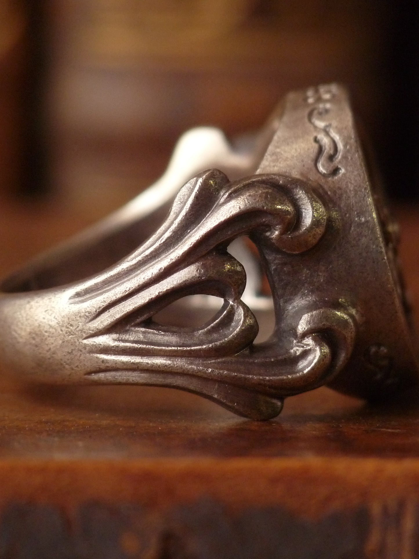 QFO003 Antique Watch Ring