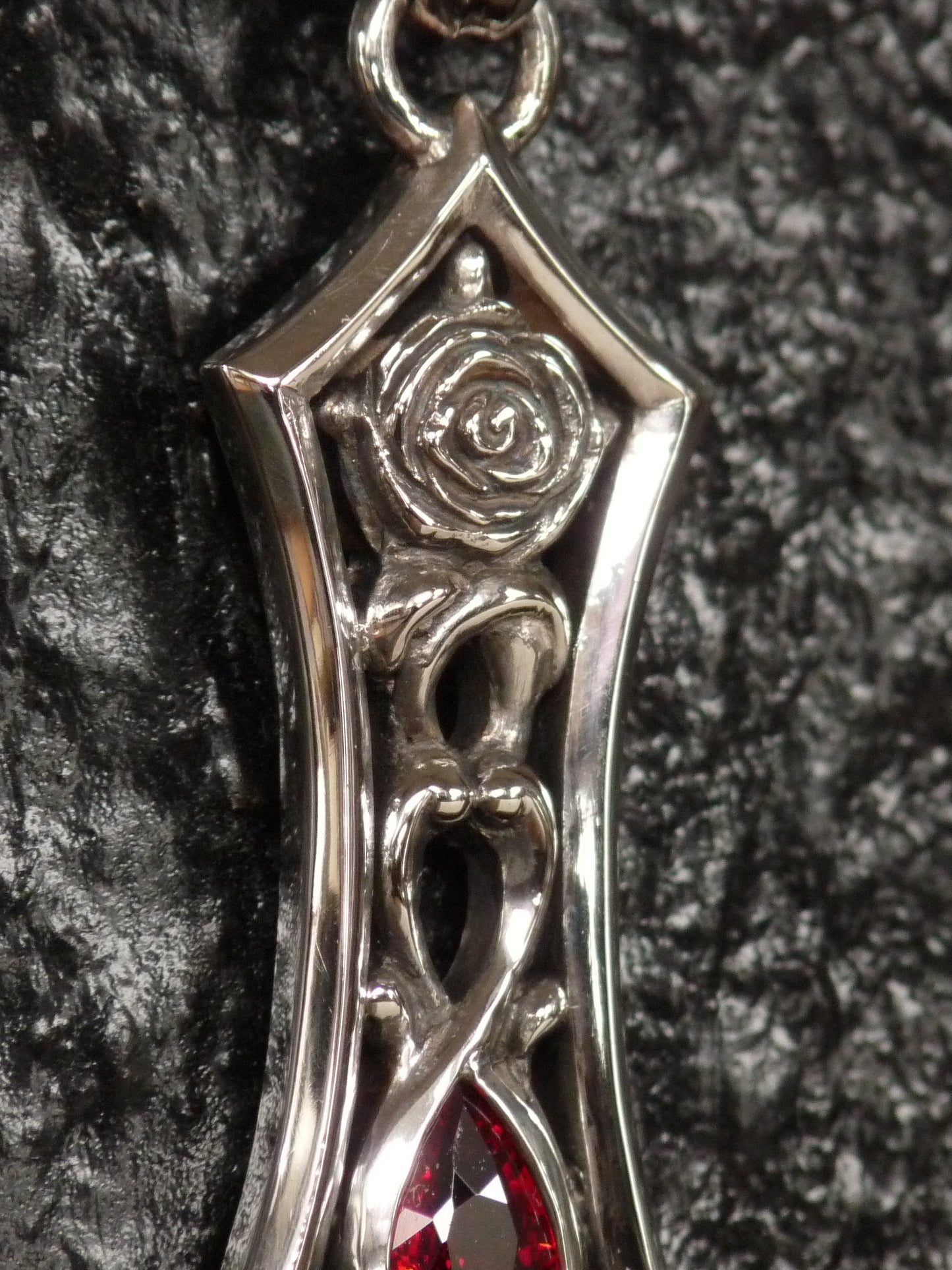 QFO057 Rose Pendant