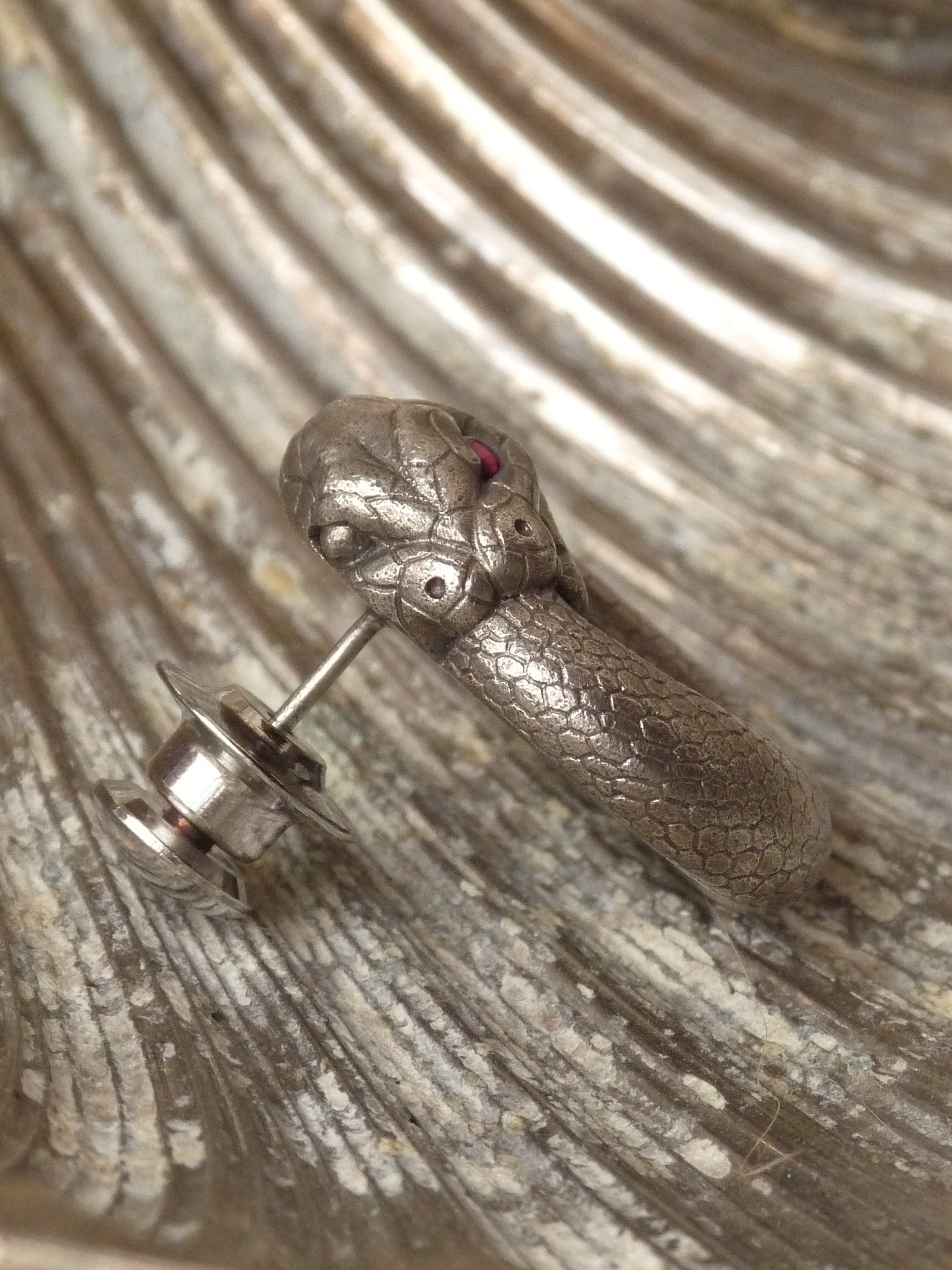 QFO069 Snake Pin