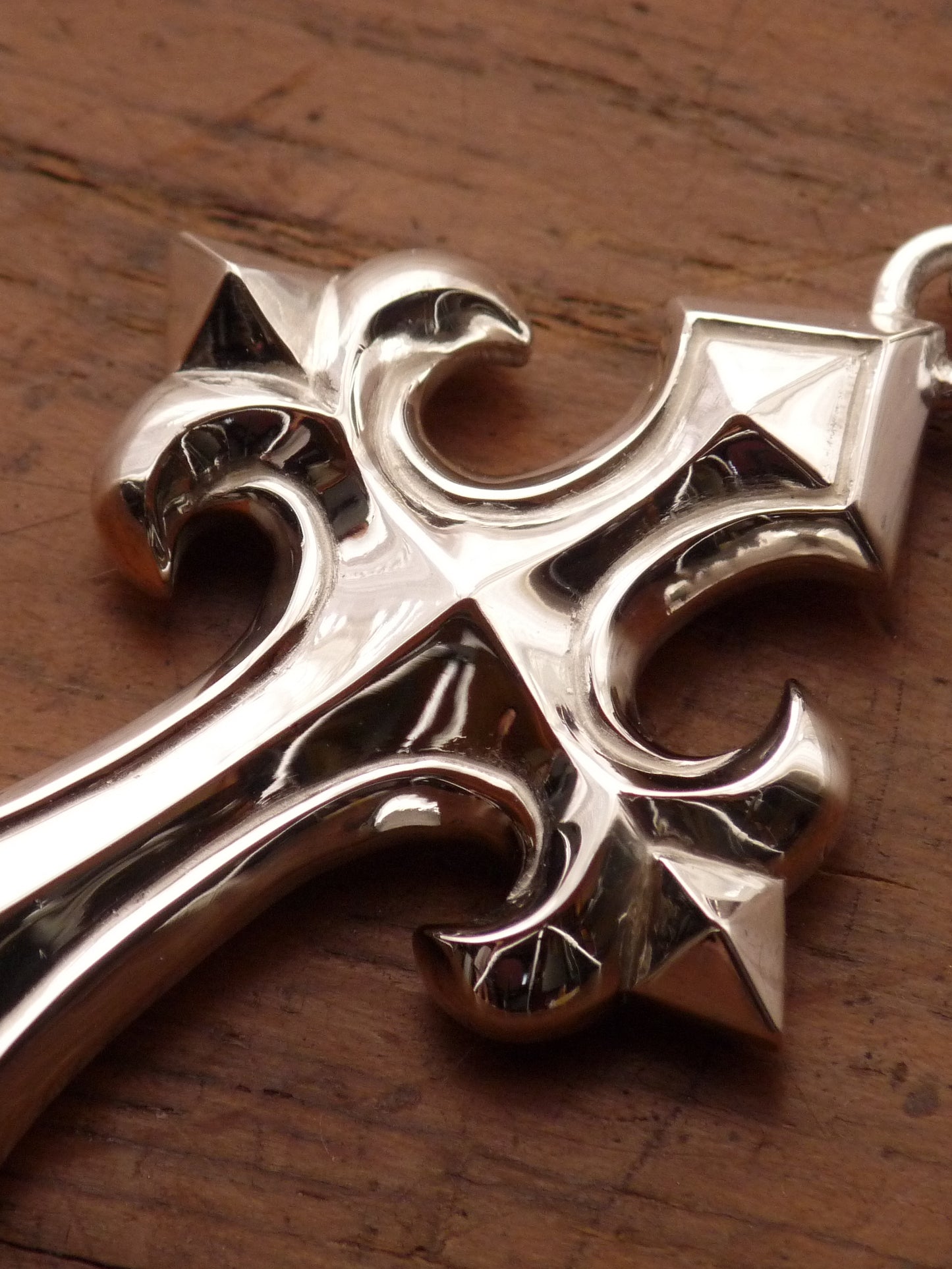 QFO023 Edgy Cross Pendant