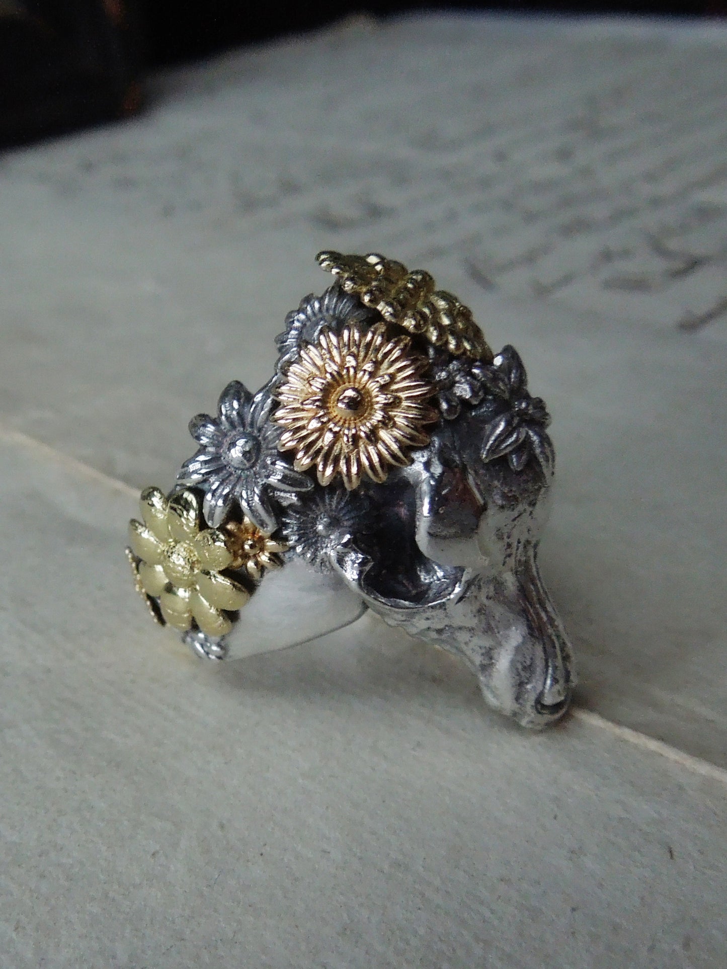 QFO028 Flower Dog Skull Ring