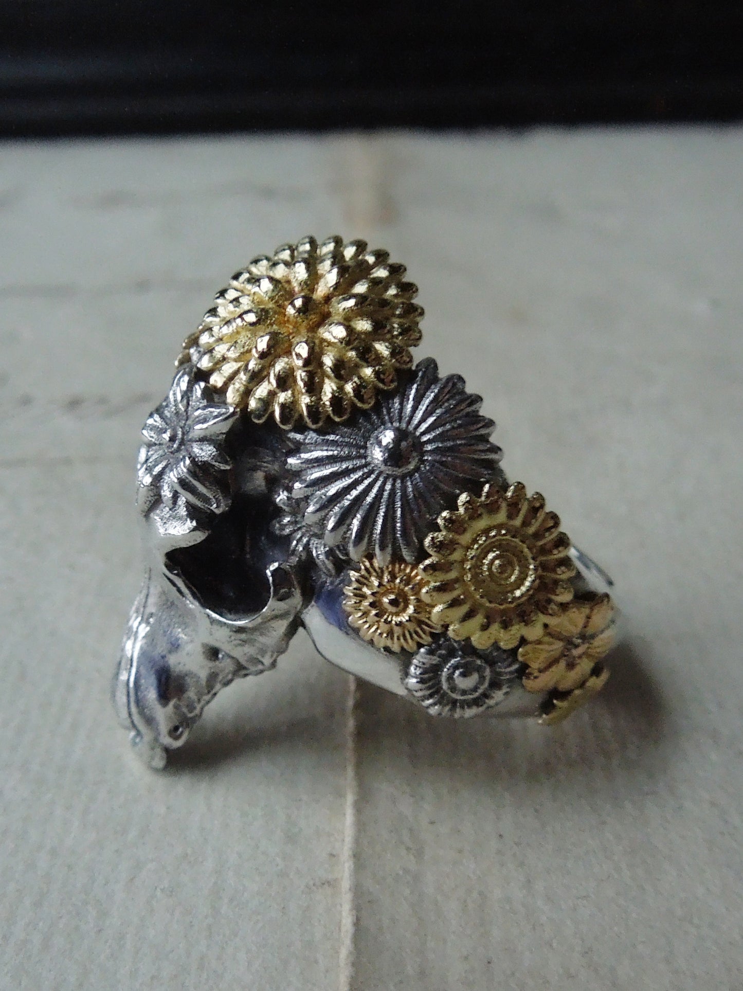 QFO028 Flower Dog Skull Ring