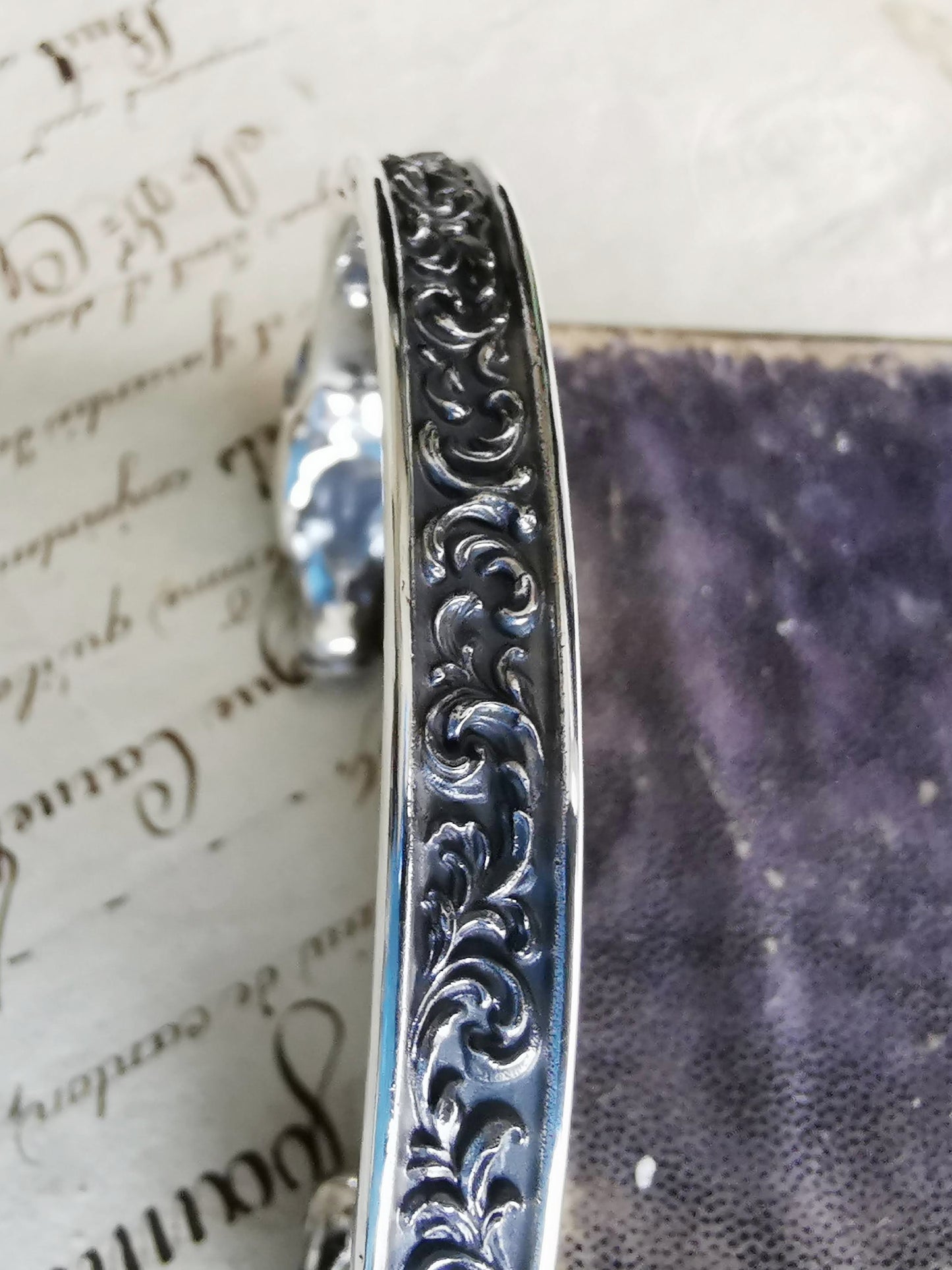 QFO035 Horse & Scroll Bangle