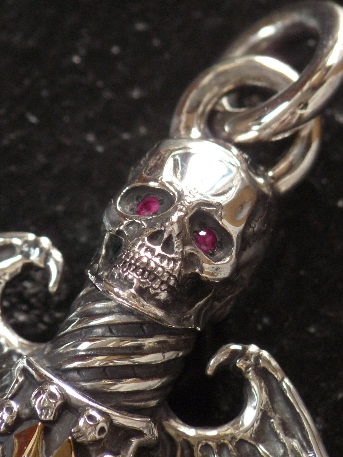 QFO067 Skull Sword Pendant