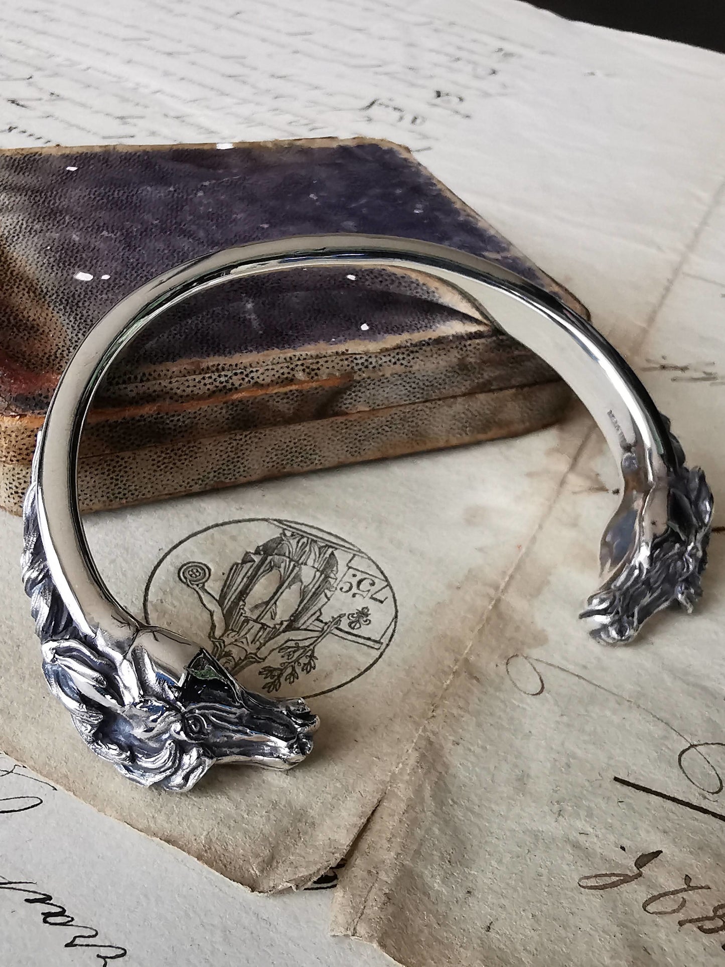 QFO035 Horse & Scroll Bangle