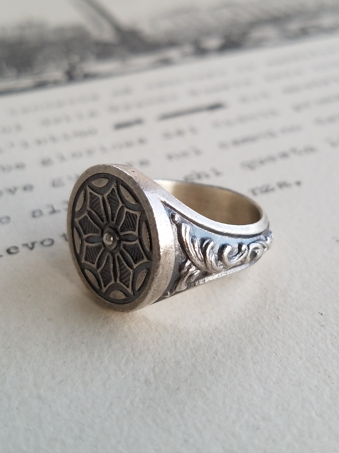 QFO033 Gothic Circle Ring