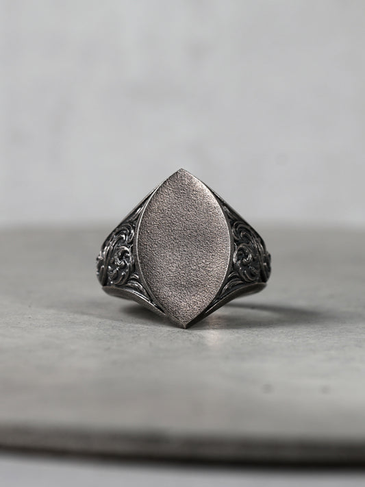 QR39MA Scroll Signet Ring 'Marquess2' M Antique ver.