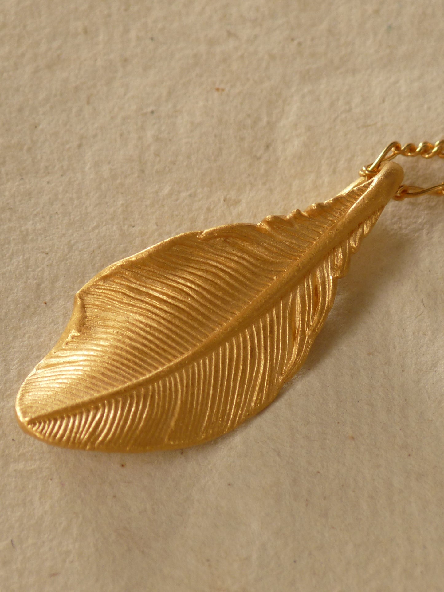 QSO38 Feather Necklace Gold Coating Custom