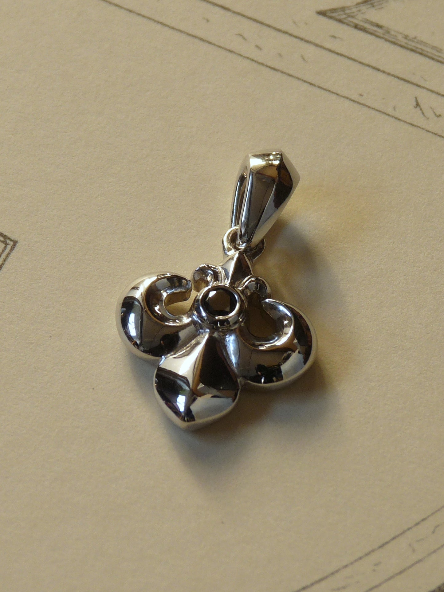 QFO045 Lily Pendant