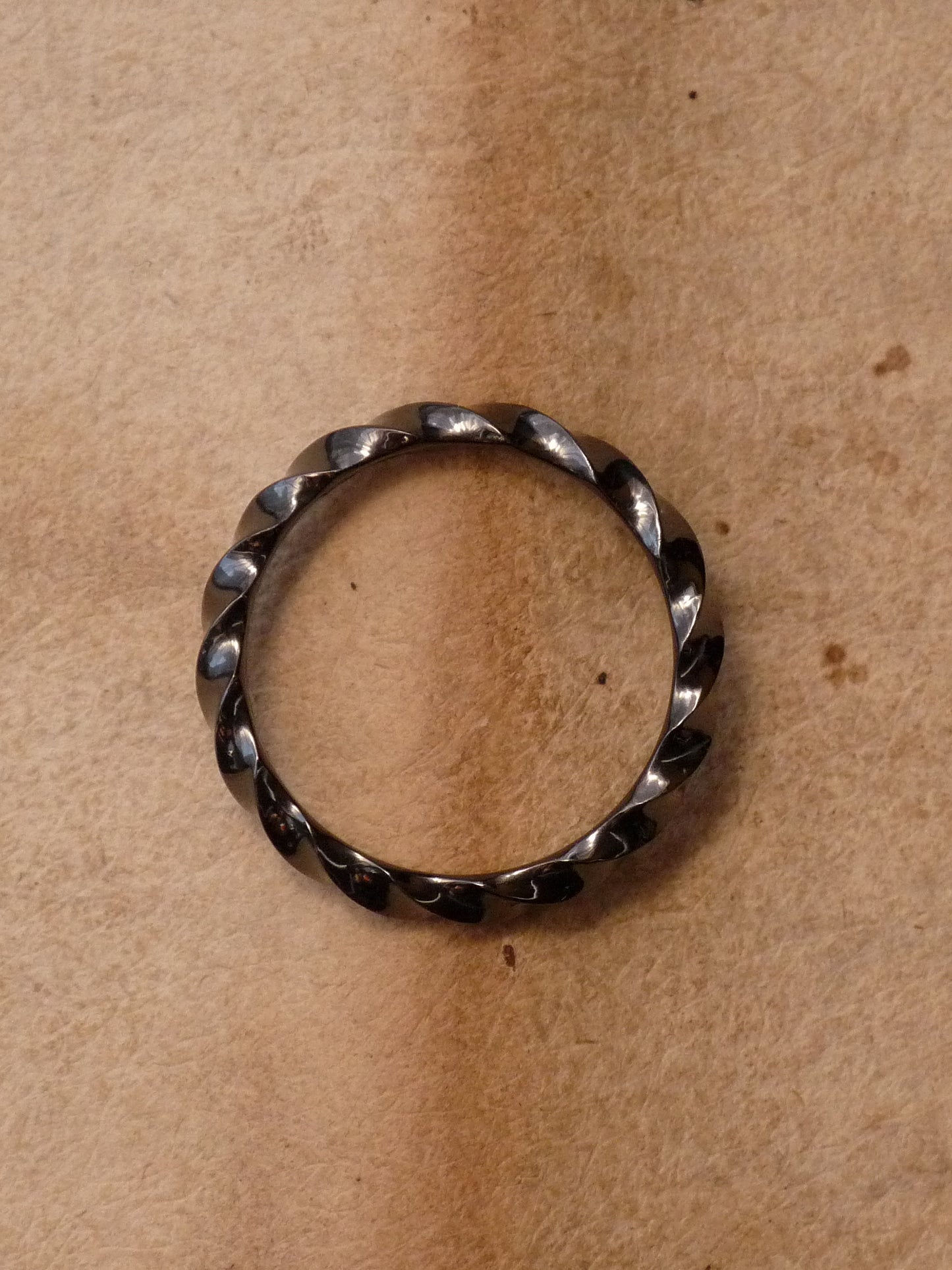 QSO154 Twist Ring Black Custom