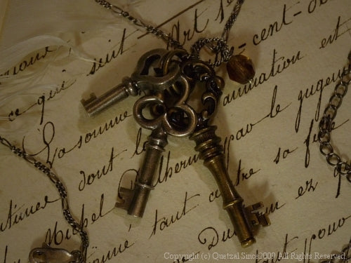 QN06 Brocante Key Necklace E