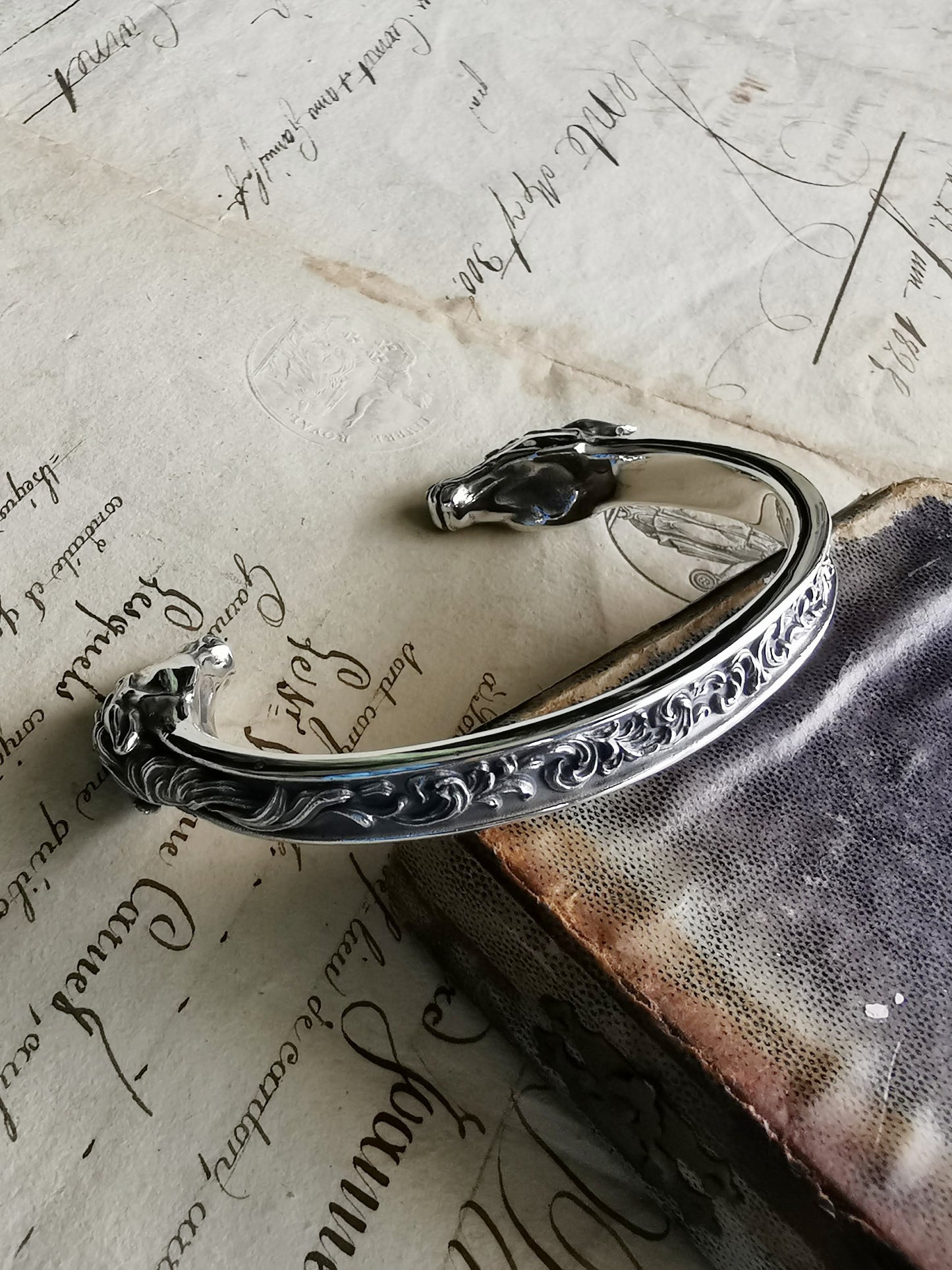 QFO035 Horse & Scroll Bangle