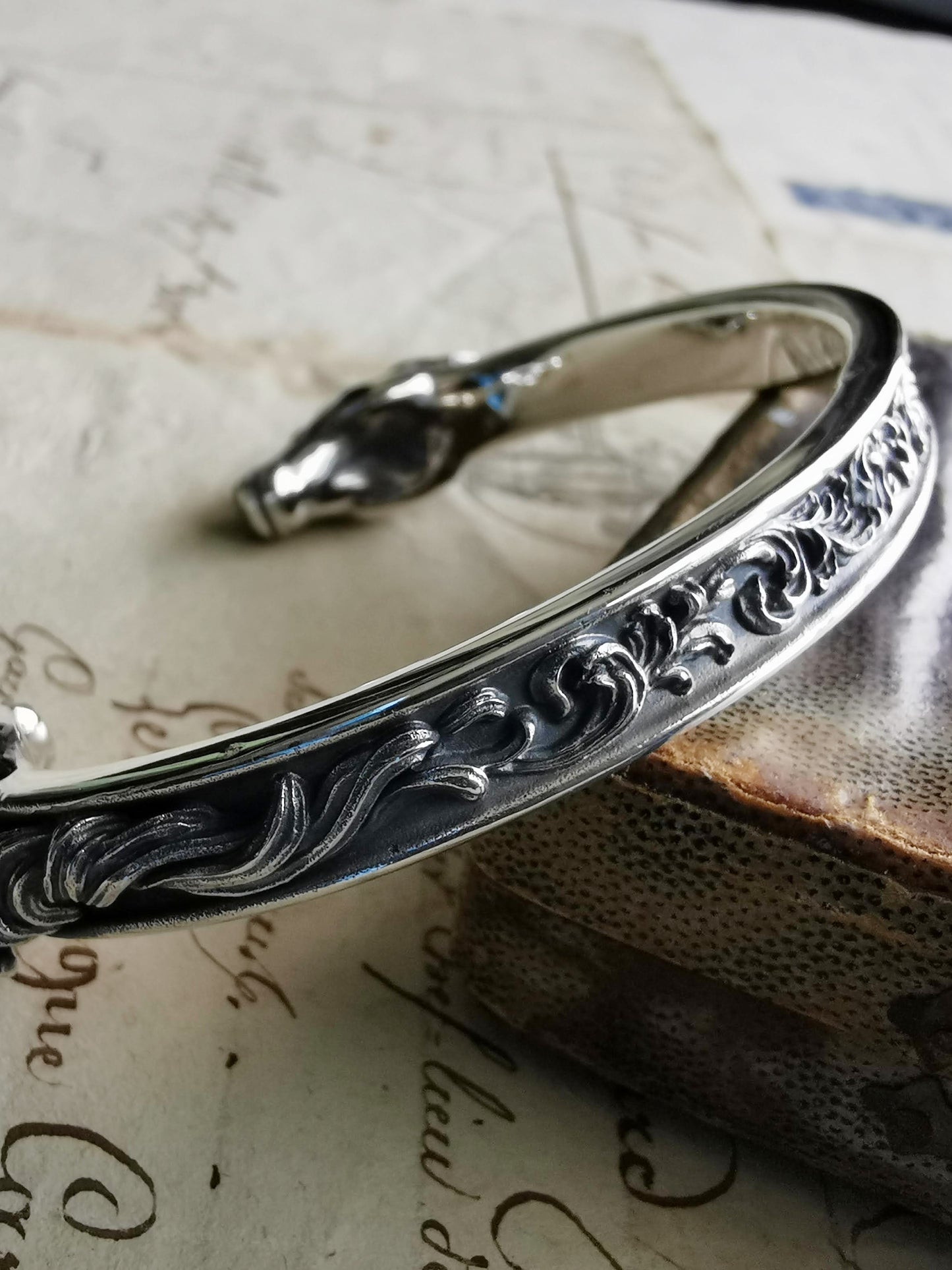 QFO035 Horse & Scroll Bangle