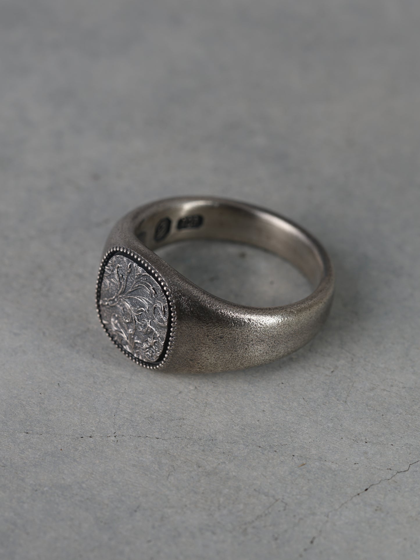 QR33MA Scroll Signet Ring M Antique ver.