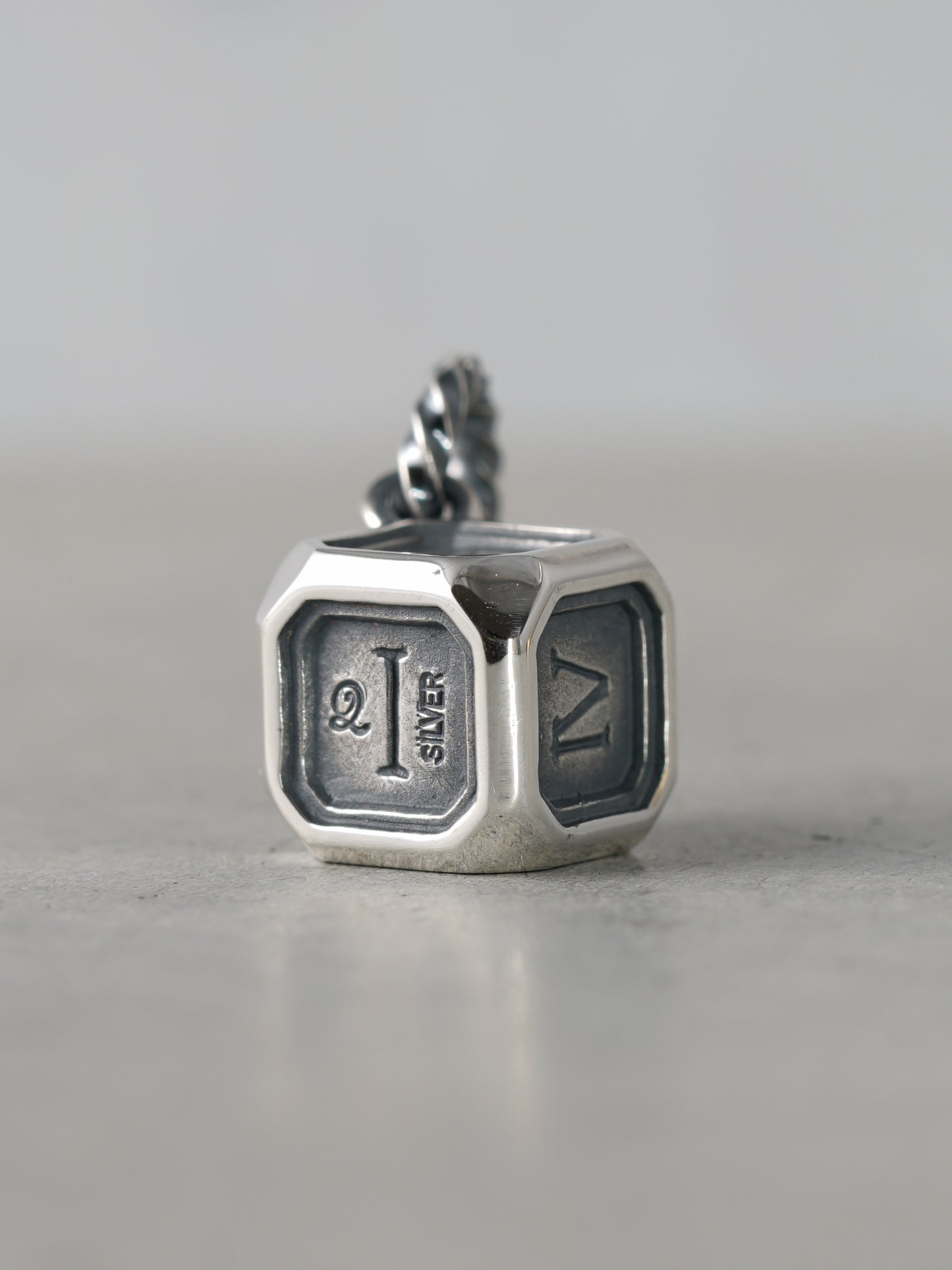 QN19P Roman Dice Pendant Polish ver.