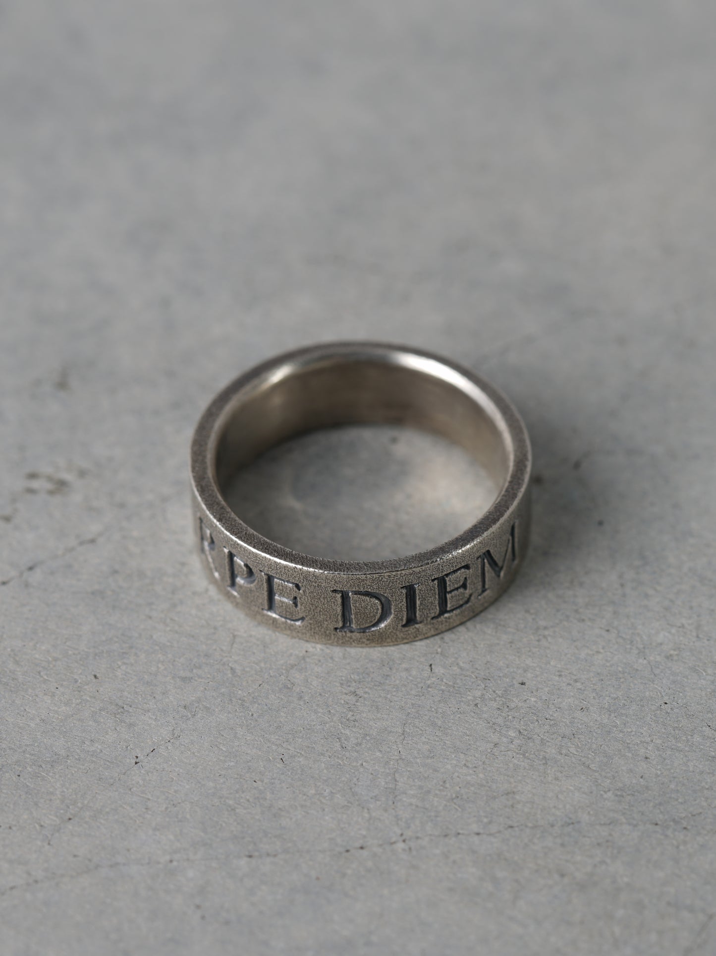 QR17A Carpe Diem Ring Antique ver.