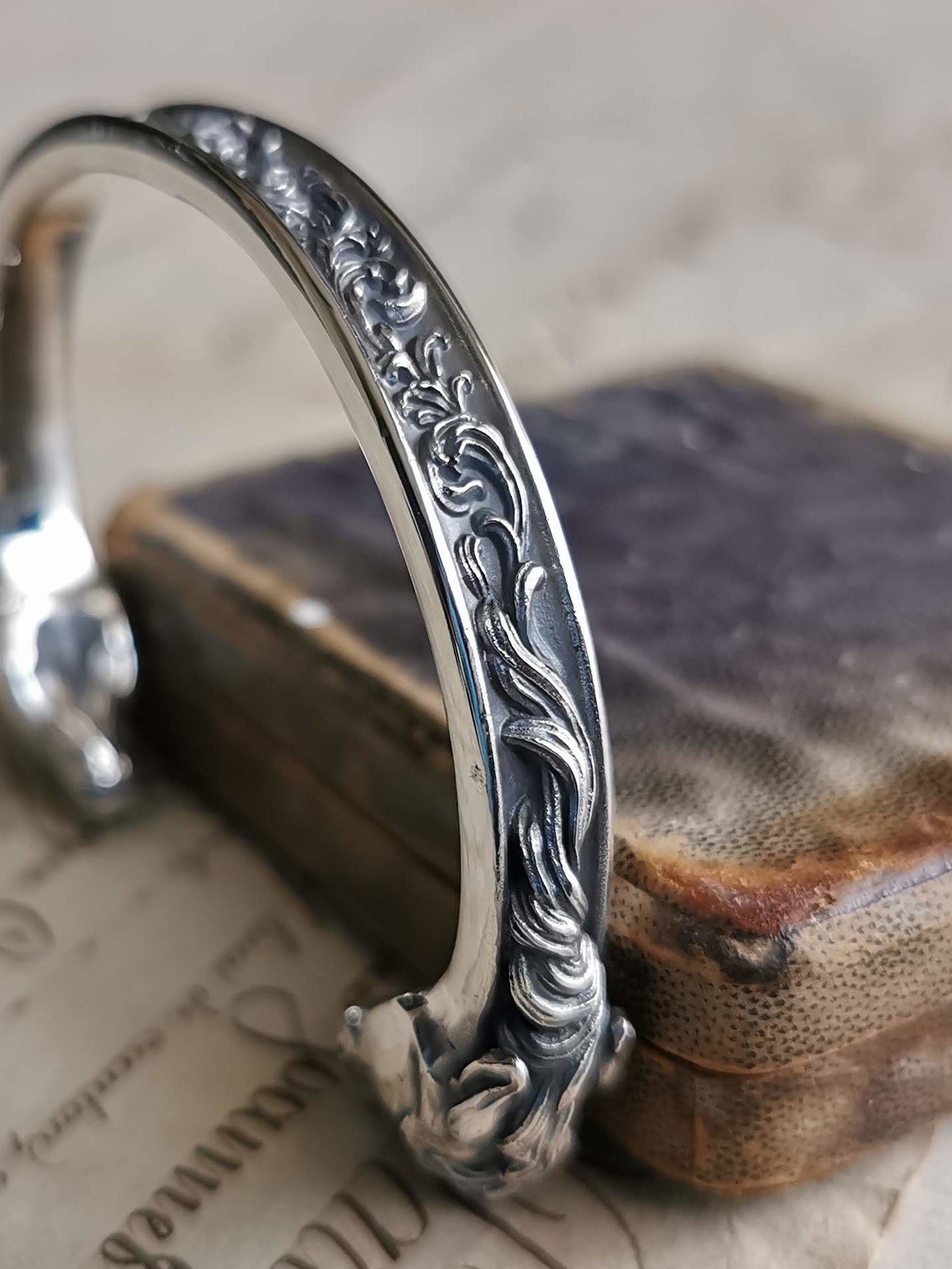 QFO035 Horse & Scroll Bangle