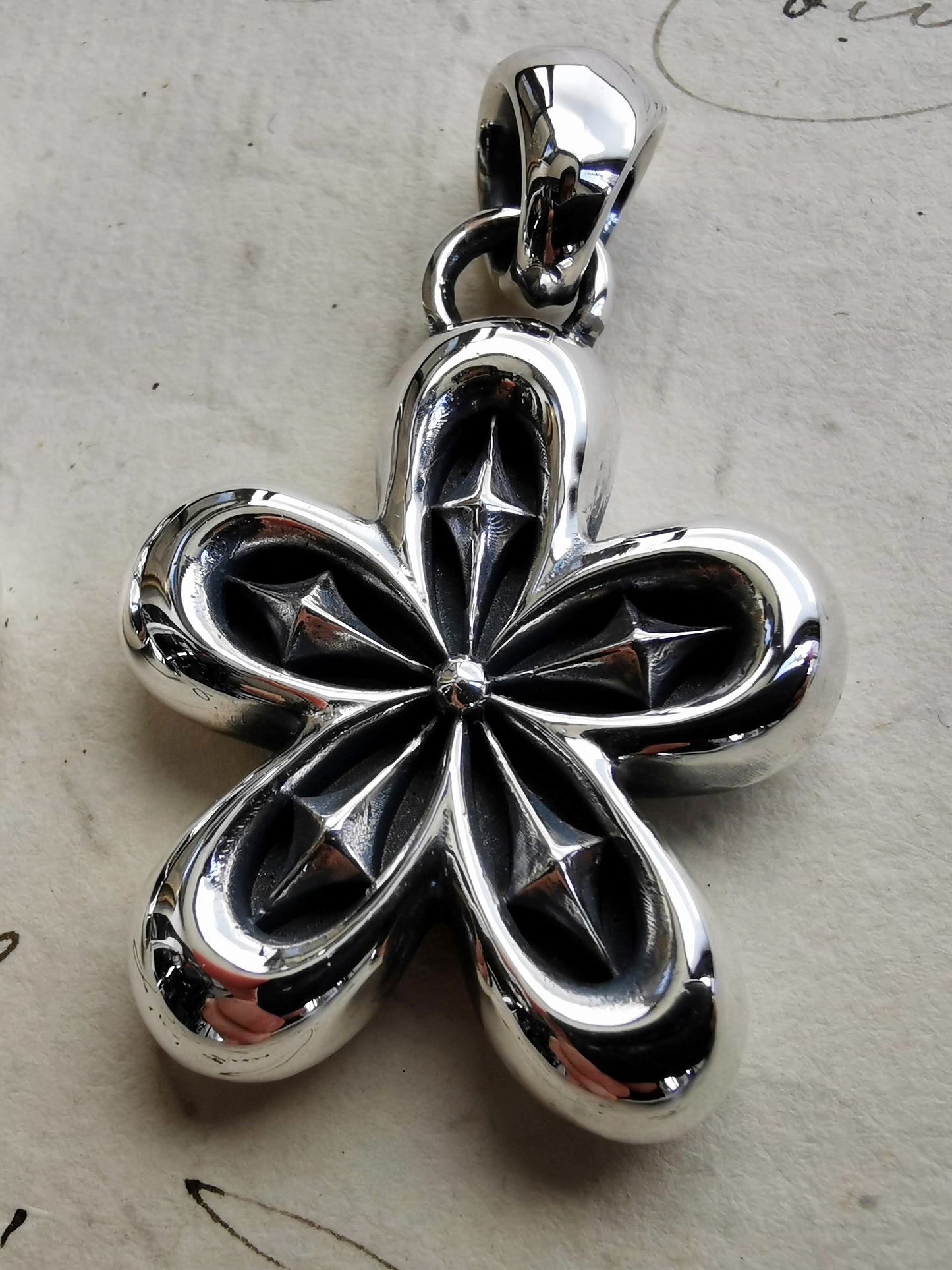 QFO029 Flower Pendant