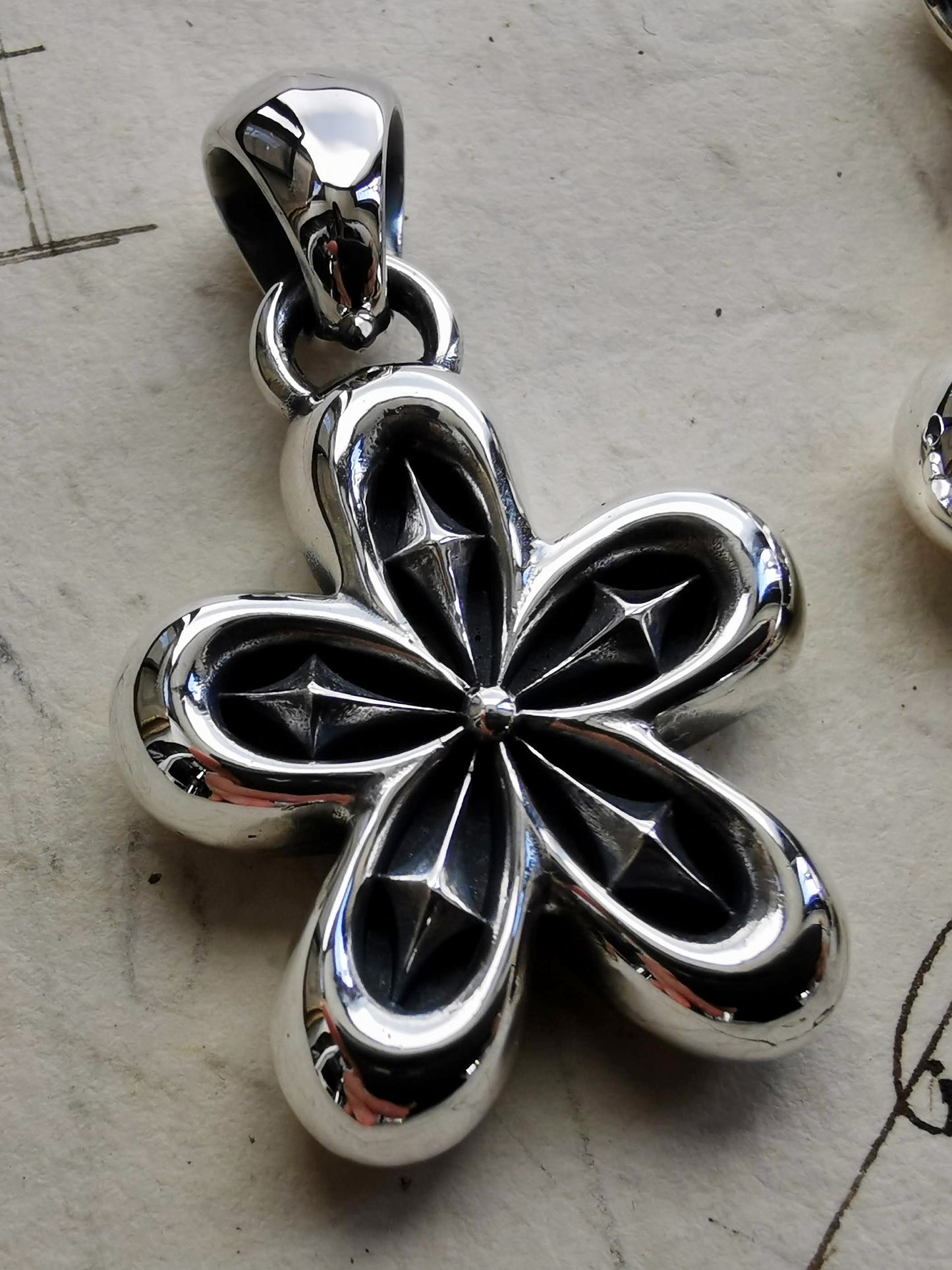 QFO029 Flower Pendant